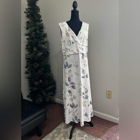 Dresses & Skirts - Chic Floral Maxi Dress in White and Gray